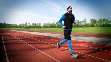 Man sieht David vom Bundesministerium für Gesundheit auf einem Sportplatz laufen.