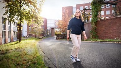 Man sieht Anna von der Hochschule des Bundes für öffentliche Verwaltung vor dieser laufen.