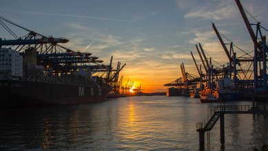 Bild des Hamburger Hafens im Sonnenuntergang