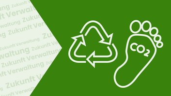 Links steht: Zukunft Verwaltung. Rechts ist das Recycling-Symbol und ein Fußabdruck auf dem CO2 geschrieben steht zu sehen.