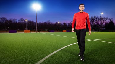 Man sieht Simon vom Bundesministerium für Familie, Senioren, Frauen und Jugend auf einem Fußballplatz laufen.