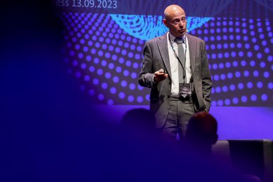 Man sieht Tom Pasternak von der BDBOS auf einer Veranstaltung, wie er zu einem Publikum spricht. Mit ihm wurde ein Interview geführt. Copyright Bild: Konstantin Gastmann