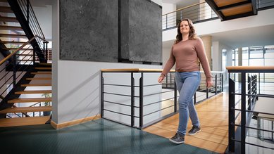 Man sieht Miriam von der Hochschule des Bundes für öffentliche Verwaltung in dieser laufen.