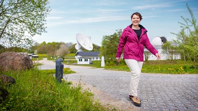 Man sieht Eva vom Bundesamt für Kartographie und Geodäsie vor einem Forschungszentrum am laufen.